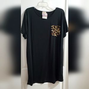 Super cute shirt with Leopard print pocket